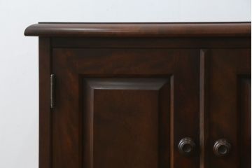 中古　北海道民芸家具　深みのある色合いが魅力のサイドキャビネット(サイドテーブル、サイドボード、戸棚、収納棚)(R-074627)