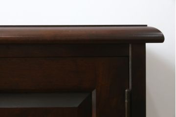 中古　北海道民芸家具　深みのある色合いが魅力のサイドキャビネット(サイドテーブル、サイドボード、戸棚、収納棚)(R-074627)