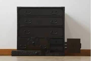 和製アンティーク　総桐材　黒漆塗り　歴史を感じさせる佇まいが魅力的な庄内小箪笥(庄内箪笥、収納箪笥、和タンス、引き出し、サイドチェスト)(R-074629)