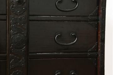 和製アンティーク　総桐材　黒漆塗り　歴史を感じさせる佇まいが魅力的な庄内小箪笥(庄内箪笥、収納箪笥、和タンス、引き出し、サイドチェスト)(R-074629)