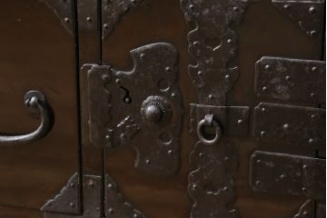 和製アンティーク　総桐材　黒漆塗り　歴史を感じさせる佇まいが魅力的な庄内小箪笥(庄内箪笥、収納箪笥、和タンス、引き出し、サイドチェスト)(R-074629)