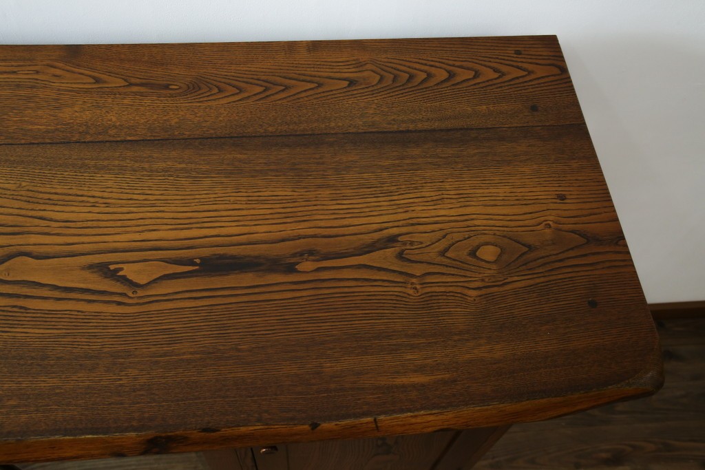 中古　美品!!　希少な絶版品　駿河の国　勝見木工　勝見作　耳付き天板の重厚感が際立つ総栗材のサイドボード　定価約80万円　(R-074631)