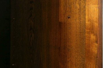 中古　美品!!　希少な絶版品　駿河の国　勝見木工　勝見作　耳付き天板の重厚感が際立つ総栗材のサイドボード　定価約80万円　(R-074631)