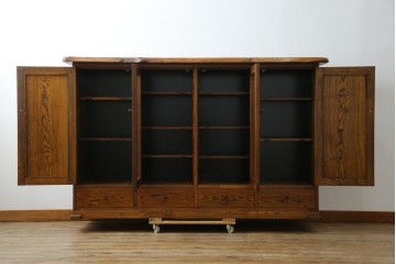 中古　美品!!　希少な絶版品　駿河の国　勝見木工　勝見作　耳付き天板の重厚感が際立つ総栗材のサイドボード　定価約80万円　(R-074631)