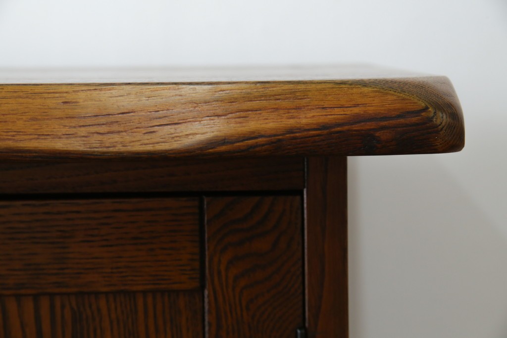 中古　美品!!　希少な絶版品　駿河の国　勝見木工　勝見作　耳付き天板の重厚感が際立つ総栗材のサイドボード　定価約80万円　(R-074631)