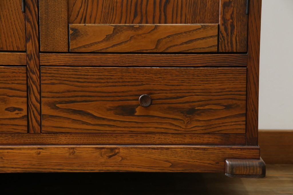 中古　美品!!　希少な絶版品　駿河の国　勝見木工　勝見作　耳付き天板の重厚感が際立つ総栗材のサイドボード　定価約80万円　(R-074631)