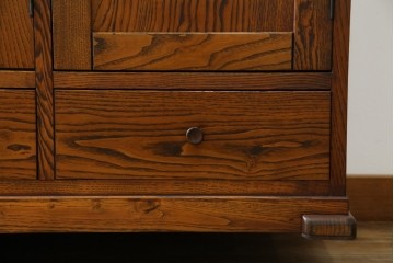 中古　美品!!　希少な絶版品　駿河の国　勝見木工　勝見作　耳付き天板の重厚感が際立つ総栗材のサイドボード　定価約80万円　(R-074631)