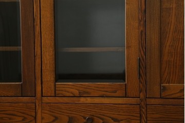 中古　美品!!　希少な絶版品　駿河の国　勝見木工　勝見作　耳付き天板の重厚感が際立つ総栗材のサイドボード　定価約80万円　(R-074631)