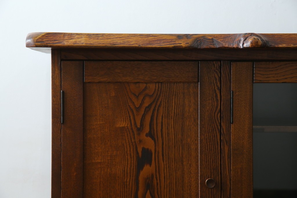 中古　美品!!　希少な絶版品　駿河の国　勝見木工　勝見作　耳付き天板の重厚感が際立つ総栗材のサイドボード　定価約80万円　(R-074631)