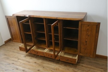 中古　美品!!　希少な絶版品　駿河の国　勝見木工　勝見作　耳付き天板の重厚感が際立つ総栗材のサイドボード　定価約80万円　(R-074631)