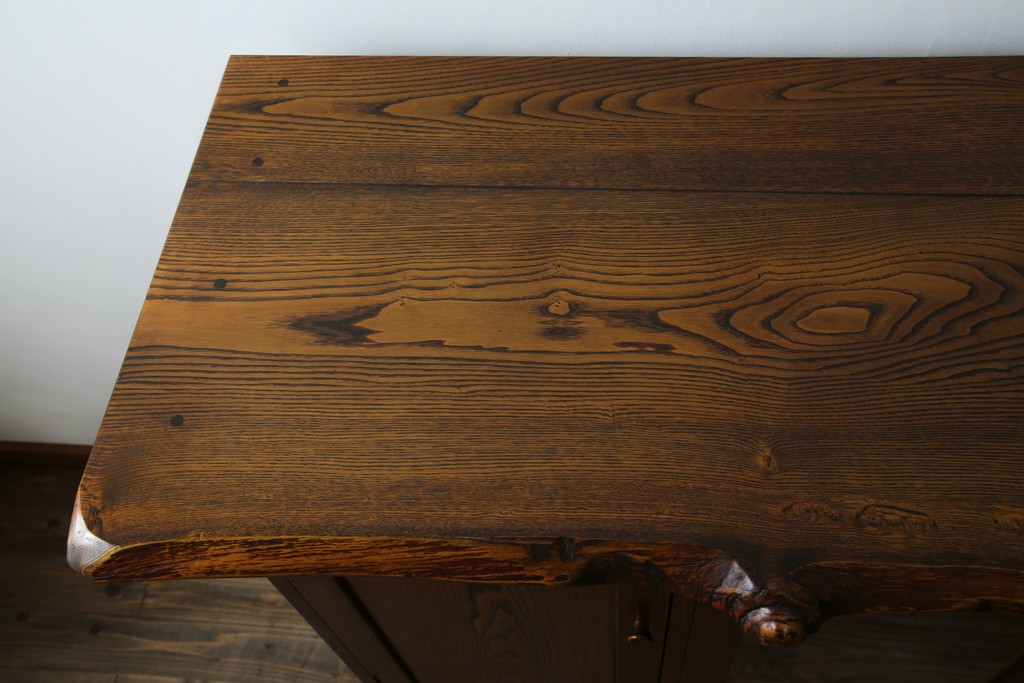 中古　美品!!　希少な絶版品　駿河の国　勝見木工　勝見作　耳付き天板の重厚感が際立つ総栗材のサイドボード　定価約80万円　(R-074631)