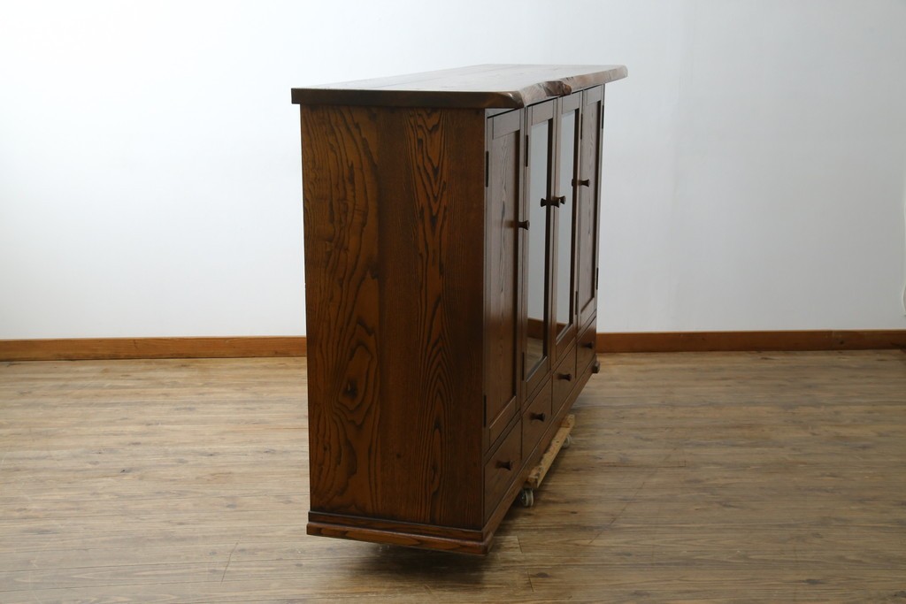 中古　美品!!　希少な絶版品　駿河の国　勝見木工　勝見作　耳付き天板の重厚感が際立つ総栗材のサイドボード　定価約80万円　(R-074631)