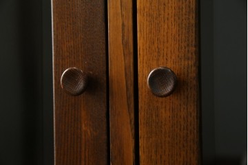 中古　美品!!　希少な絶版品　駿河の国　勝見木工　勝見作　耳付き天板の重厚感が際立つ総栗材のサイドボード　定価約80万円　(R-074631)