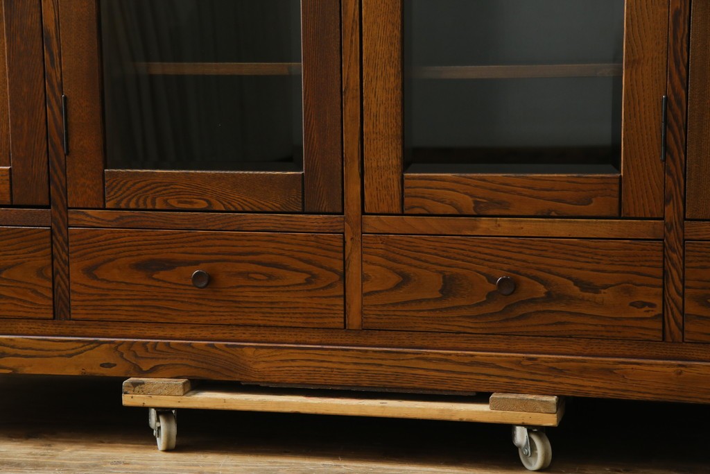 中古　美品!!　希少な絶版品　駿河の国　勝見木工　勝見作　耳付き天板の重厚感が際立つ総栗材のサイドボード　定価約80万円　(R-074631)