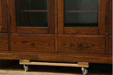 中古　美品!!　希少な絶版品　駿河の国　勝見木工　勝見作　耳付き天板の重厚感が際立つ総栗材のサイドボード　定価約80万円　(R-074631)