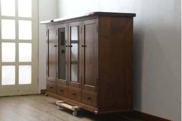 美品!!　希少な絶版品　駿河の国　勝見木工　勝見作　堂々とした佇まいで存在感のある総栗材のサイドボード(サイドキャビネット、食器棚、収納棚、戸棚)(定価約80万円)(R-074631)