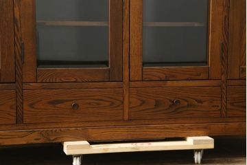 美品!!　希少な絶版品　駿河の国　勝見木工　勝見作　堂々とした佇まいで存在感のある総栗材のサイドボード(サイドキャビネット、食器棚、収納棚、戸棚)(定価約80万円)(R-074631)