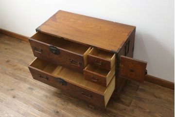和製アンティーク　三方欅(ケヤキ)材　美しい杢目と味のある巾着金具が目を惹く時代箪笥(テレビボード、テレビ台、和タンス、収納箪笥、ローボード、引き出し)(R-074639)
