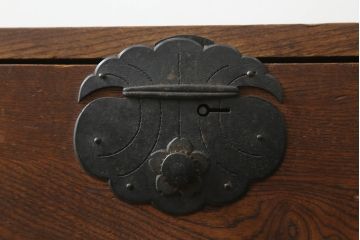 和製アンティーク　三方欅(ケヤキ)材　美しい杢目と味のある巾着金具が目を惹く時代箪笥(テレビボード、テレビ台、和タンス、収納箪笥、ローボード、引き出し)(R-074639)