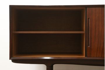 北欧ヴィンテージ　美品　ローズウッド材の美しさが際立つ、洗練された佇まいのサイドボード(リビングボード、収納棚、キャビネット、ビンテージ)(R-074642)