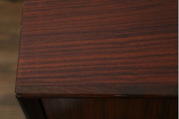 北欧ヴィンテージ　美品　ローズウッド材の美しさが際立つ、洗練された佇まいのサイドボード(リビングボード、収納棚、キャビネット、ビンテージ)(R-074642)