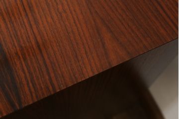 北欧ヴィンテージ　美品　ローズウッド材の美しさが際立つ、洗練された佇まいのサイドボード(リビングボード、収納棚、キャビネット、ビンテージ)(R-074642)