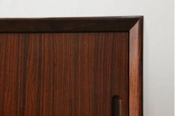 北欧ヴィンテージ　美品　ローズウッド材の美しさが際立つ、洗練された佇まいのサイドボード(リビングボード、収納棚、キャビネット、ビンテージ)(R-074642)