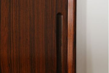 北欧ヴィンテージ　美品　ローズウッド材の美しさが際立つ、洗練された佇まいのサイドボード(リビングボード、収納棚、キャビネット、ビンテージ)(R-074642)