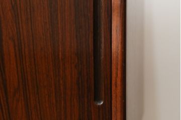 北欧ヴィンテージ　美品　ローズウッド材の美しさが際立つ、洗練された佇まいのサイドボード(リビングボード、収納棚、キャビネット、ビンテージ)(R-074642)