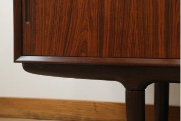 北欧ヴィンテージ　美品　ローズウッド材の美しさが際立つ、洗練された佇まいのサイドボード(リビングボード、収納棚、キャビネット、ビンテージ)(R-074642)