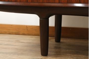 北欧ヴィンテージ　美品　ローズウッド材の美しさが際立つ、洗練された佇まいのサイドボード(リビングボード、収納棚、キャビネット、ビンテージ)(R-074642)