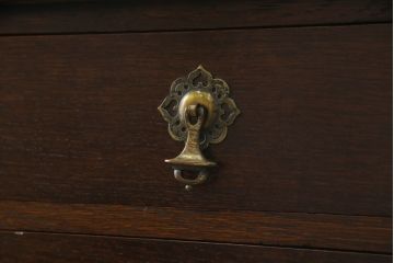 イギリスアンティーク　オーク材　クラシカルな佇まいが魅力の脚つきチェスト(引き出し、サイドチェスト、英国)(R-074643)