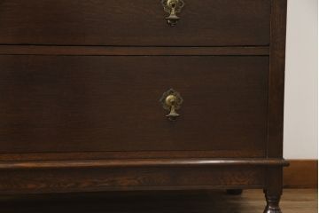 イギリスアンティーク　オーク材　クラシカルな佇まいが魅力の脚つきチェスト(引き出し、サイドチェスト、英国)(R-074643)