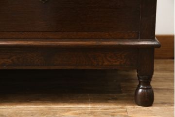 イギリスアンティーク　オーク材　クラシカルな佇まいが魅力の脚つきチェスト(引き出し、サイドチェスト、英国)(R-074643)