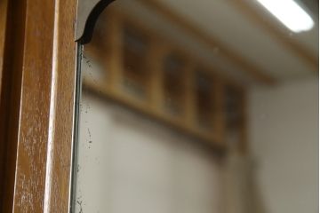 イギリスアンティーク　人気の薄型!!　オーク材　アールデコ　クラシカルな佇まいが魅力的なワードローブ(洋服タンス、衣装タンス、キャビネット、収納棚、戸棚、英国)(R-074644)