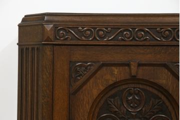 イギリスアンティーク　人気の薄型!!　オーク材　アールデコ　クラシカルな佇まいが魅力的なワードローブ(洋服タンス、衣装タンス、キャビネット、収納棚、戸棚、英国)(R-074644)