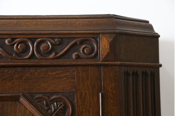 イギリスアンティーク　人気の薄型!!　オーク材　アールデコ　クラシカルな佇まいが魅力的なワードローブ(洋服タンス、衣装タンス、キャビネット、収納棚、戸棚、英国)(R-074644)
