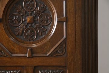 イギリスアンティーク　人気の薄型!!　オーク材　アールデコ　クラシカルな佇まいが魅力的なワードローブ(洋服タンス、衣装タンス、キャビネット、収納棚、戸棚、英国)(R-074644)