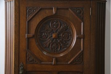イギリスアンティーク　人気の薄型!!　オーク材　アールデコ　クラシカルな佇まいが魅力的なワードローブ(洋服タンス、衣装タンス、キャビネット、収納棚、戸棚、英国)(R-074644)