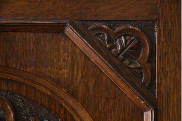イギリスアンティーク　人気の薄型!!　オーク材　アールデコ　クラシカルな佇まいが魅力的なワードローブ(洋服タンス、衣装タンス、キャビネット、収納棚、戸棚、英国)(R-074644)