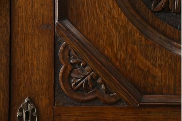 イギリスアンティーク　人気の薄型!!　オーク材　アールデコ　クラシカルな佇まいが魅力的なワードローブ(洋服タンス、衣装タンス、キャビネット、収納棚、戸棚、英国)(R-074644)