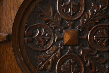 イギリスアンティーク　人気の薄型!!　オーク材　アールデコ　クラシカルな佇まいが魅力的なワードローブ(洋服タンス、衣装タンス、キャビネット、収納棚、戸棚、英国)(R-074644)