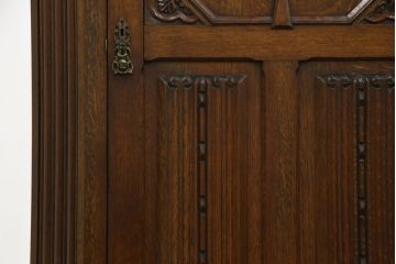イギリスアンティーク　人気の薄型!!　オーク材　アールデコ　クラシカルな佇まいが魅力的なワードローブ(洋服タンス、衣装タンス、キャビネット、収納棚、戸棚、英国)(R-074644)