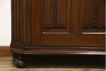 イギリスアンティーク　人気の薄型!!　オーク材　アールデコ　クラシカルな佇まいが魅力的なワードローブ(洋服タンス、衣装タンス、キャビネット、収納棚、戸棚、英国)(R-074644)