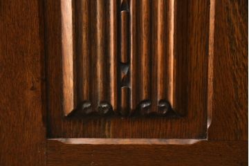 イギリスアンティーク　人気の薄型!!　オーク材　アールデコ　クラシカルな佇まいが魅力的なワードローブ(洋服タンス、衣装タンス、キャビネット、収納棚、戸棚、英国)(R-074644)