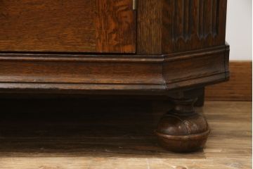 イギリスアンティーク　人気の薄型!!　オーク材　アールデコ　クラシカルな佇まいが魅力的なワードローブ(洋服タンス、衣装タンス、キャビネット、収納棚、戸棚、英国)(R-074644)