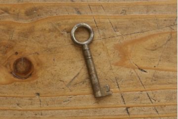 イギリスアンティーク　人気の薄型!!　オーク材　アールデコ　クラシカルな佇まいが魅力的なワードローブ(洋服タンス、衣装タンス、キャビネット、収納棚、戸棚、英国)(R-074644)