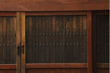 和製アンティーク　前面欅(ケヤキ)材　存在感抜群!堂々とした佇まいが魅力の二段重ね八尺水屋箪笥(食器棚、キャビネット、重ねタンス、収納棚、戸棚、店舗什器)(R-074645)