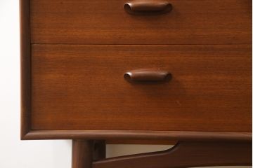 イギリスヴィンテージ　G-PLAN(ジープラン)　Brasilia(ブラジリア)　北欧家具　チーク材　美しいフォルムのサイドボード(サイドキャビネット、収納棚、戸棚、食器棚、英国、ヴィンテージ)(R-074648)