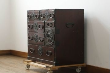 和製アンティーク　最高級!　唐獅子金具　三方欅(ケヤキ)材　凝った金具とケヤキ材の杢目が上質な雰囲気を醸し出す仙台小箪笥(仙台箪笥、整理箪笥、収納たんす、引き出し)(R-074653)